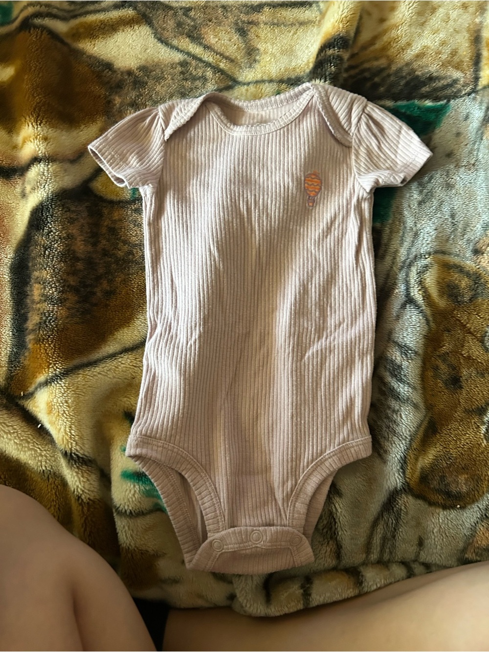 Baby bundle short sleeve onesies in good condition, only worn a couple of times - Picture 5 of 6